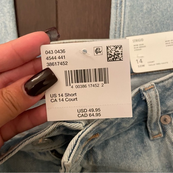 American Eagle Strigid Mom Jean in ‘Blue Breeze’ - Picture 8 of 9